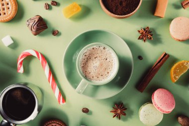 yeşil arka planda kahve fincanı ve fasulye