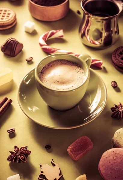 Coffee cup and beans at green background — Stock Photo, Image