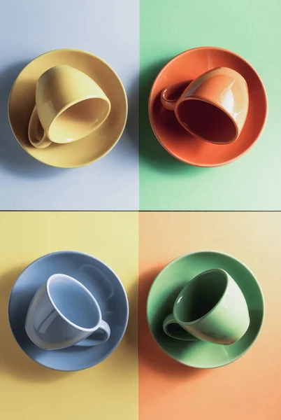 Prázdný pohár na barevné pozadí — Stock fotografie