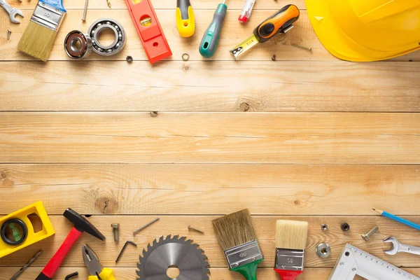 Conjunto de herramientas e instrumentos en el fondo de madera —  Fotos de Stock