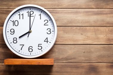 ahşap arka planda raf duvar saati