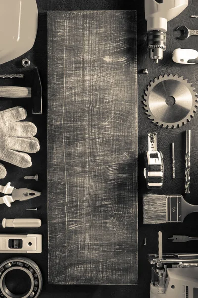 Gereedschappen en instrumenten op zwarte tafel — Stockfoto