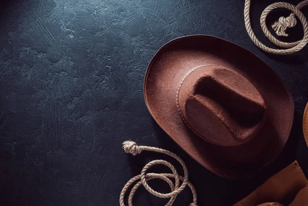 Kowboj kapelusz na stole drewnianym tle — Zdjęcie stockowe