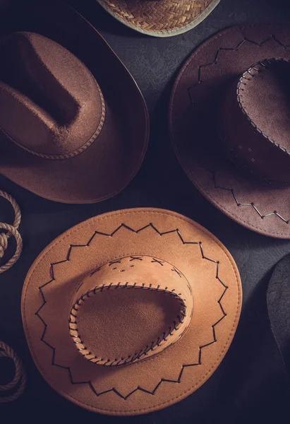 Cowboy chapéu à mesa fundo de madeira — Fotografia de Stock