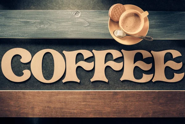木製のテーブルの背景にコーヒーと手紙のカップ — ストック写真