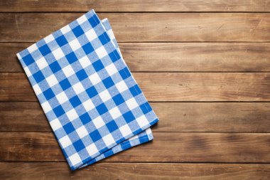 rustik ahşap tahta üzerinde bez peçete