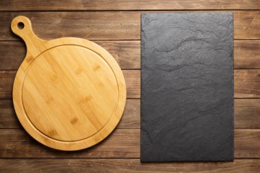 Ahşap tahta tahta arka planda pizza kesme tahtası