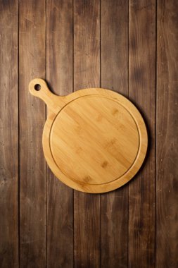 Ahşap tahta tahta arka planda pizza kesme tahtası