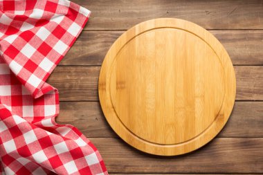 Pizza kesme tahtası ve mutfak peçete bezi