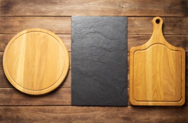 Ahşap tahta tahta arka planda pizza kesme tahtası