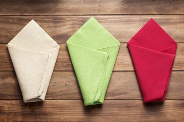 rustik ahşap arka planda bez peçete üzerinde, üst görünüm