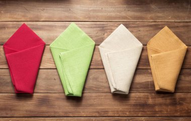 rustik ahşap arka planda bez peçete üzerinde, üst görünüm