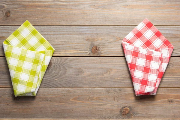 Servilleta de tela en mesa rústica de madera — Foto de Stock