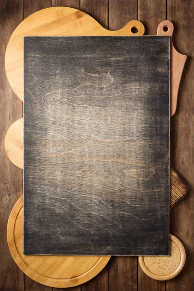 Deska do krojenia pizzy na drewnianej płycie deski tło — Zdjęcie stockowe