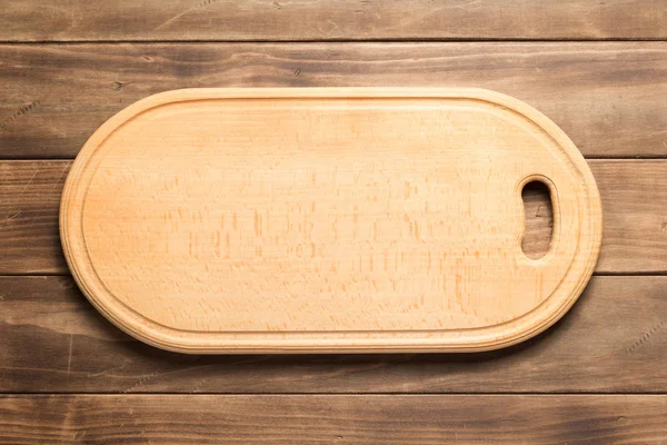 Planche à découper pizza sur fond de planche en bois — Photo