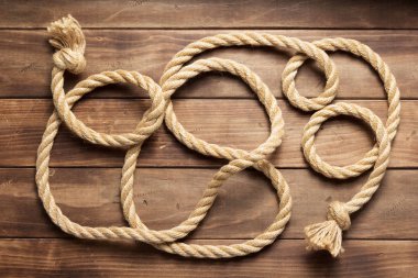 ahşap arka plan dokusunda gemi ipi