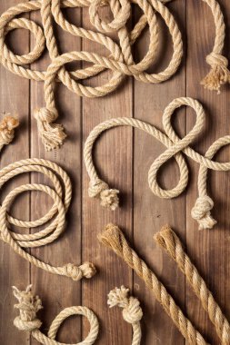 ahşap arka plan dokusunda gemi ipi