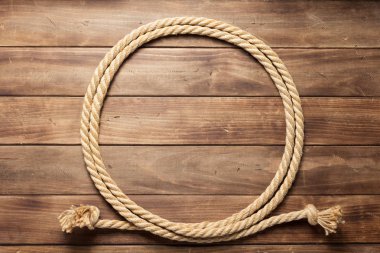 ahşap arka plan dokusunda gemi ipi