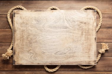 ahşap arka plan dokusunda gemi ipi