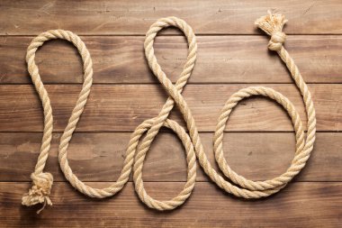 ahşap arka plan dokusunda gemi ipi