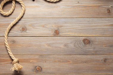 ahşap arka plan dokusunda gemi ipi