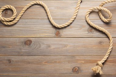 ahşap arka plan dokusunda gemi ipi