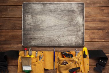 ahşap masada alet kemerindeki aletler