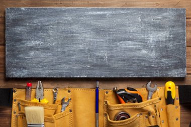 ahşap masada alet kemerindeki aletler