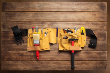 ahşap masada alet kemerindeki aletler