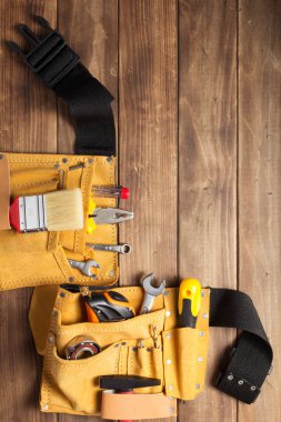 ahşap masada alet kemerindeki aletler