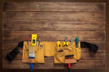 ahşap masada alet kemerindeki aletler