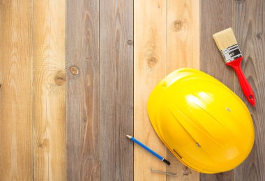 ahşap yüzeyde alet ve gereçler seti