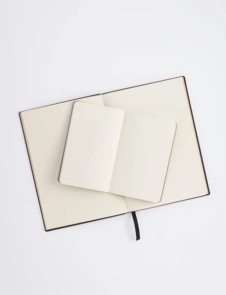 Notebook na tle białej księgi — Zdjęcie stockowe