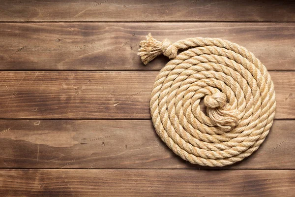 Lodní lano na dřevěné texturu pozadí — Stock fotografie
