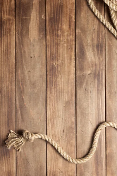 木製のボードの背景に船のロープ — ストック写真