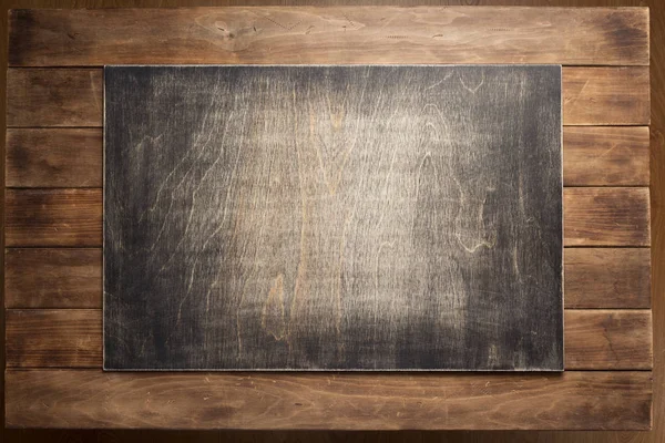 Bord op houten plank achtergrond — Stockfoto