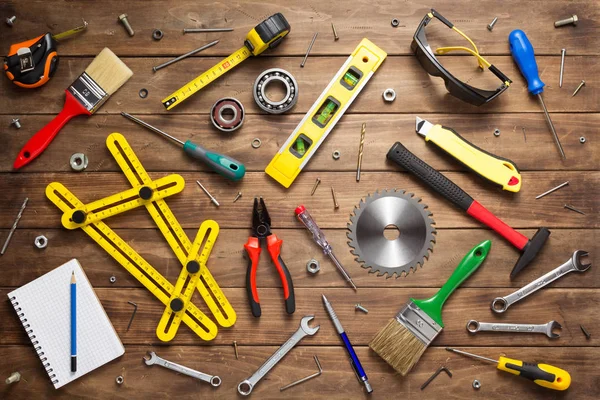 Ensemble d'outils et d'instruments à table en bois — Photo