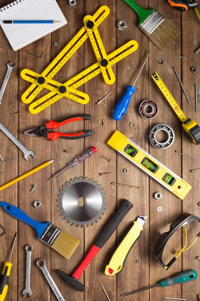 Conjunto de herramientas e instrumentos en la mesa de madera —  Fotos de Stock