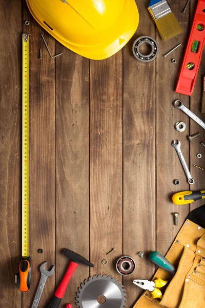 Ensemble d'outils et d'instruments à table en bois — Photo