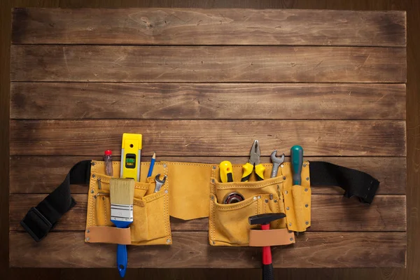 ahşap masada alet kemerindeki aletler