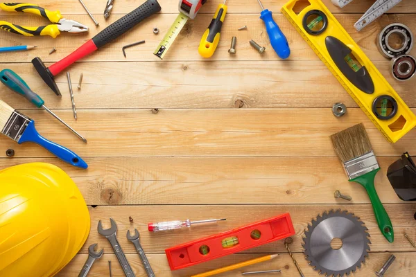 Zestaw narzędzi i instrumentów na tle drewnianych — Zdjęcie stockowe