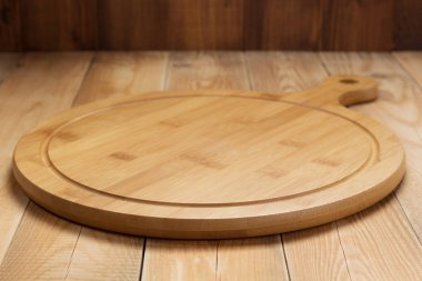 rustik ahşap masada pizza kesme tahtası