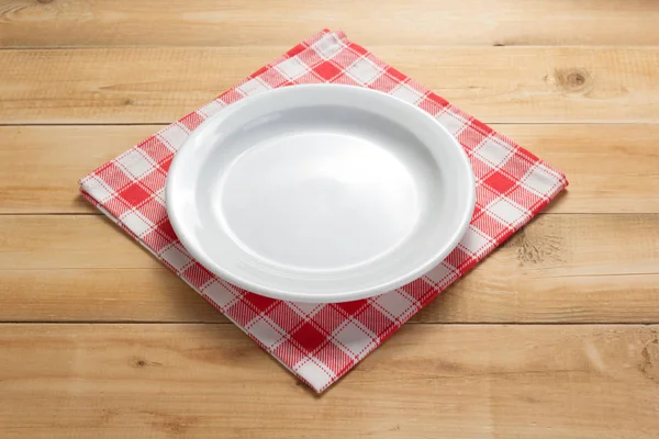 Assiette et serviette à table rustique en bois — Photo