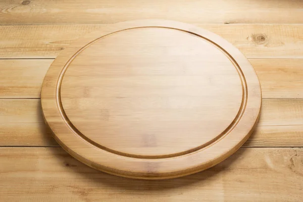 Pizza kesme tahtası, rustik ahşap arka plan — Stok fotoğraf