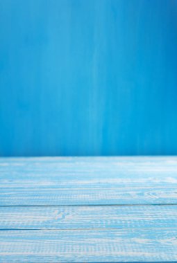 önünde boş mavi ahşap masa