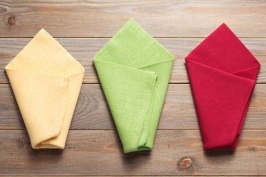 rustik ahşap tahta masada bez peçete 