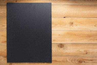 ahşap tahta da kayrak taş tabela levha