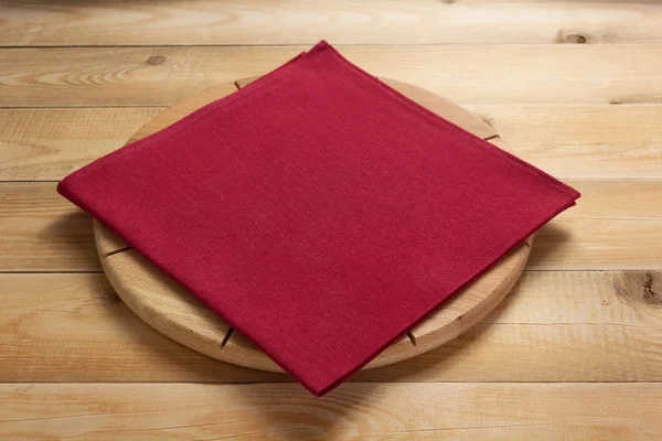 Pizza vágódeszka rusztikus fából készült asztal — Stock Fotó