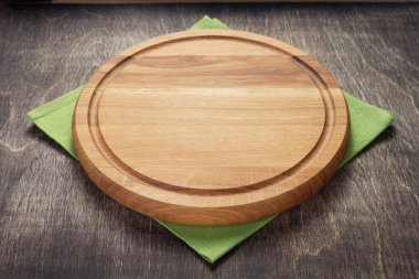 rustik ahşap masada pizza kesme tahtası