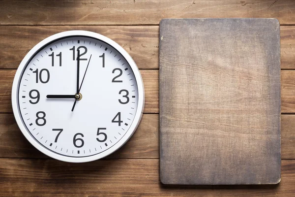 Reloj de pared en fondo de madera —  Fotos de Stock